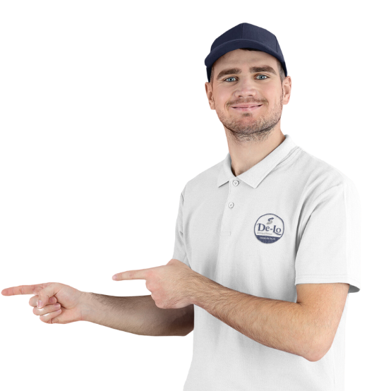 Medewerker De lo met zijn hand wijzend naar links