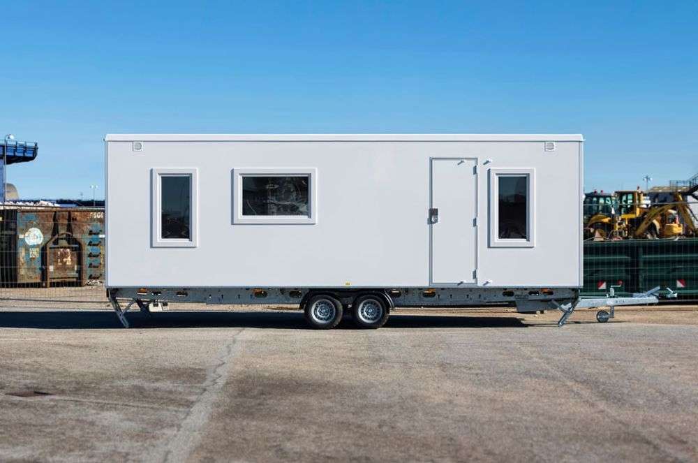 Mobiele woonunit huren witte mobiele woonunit op wielen