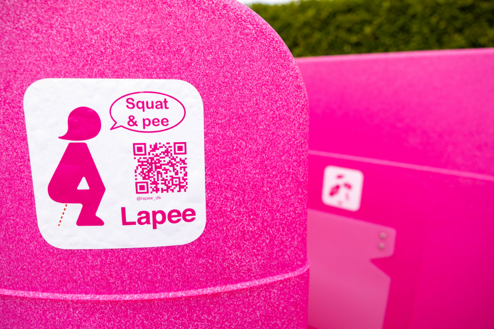 Vrouwenurinoir huren roze vrouwentoilet met drie hurkcabines dames van lapee