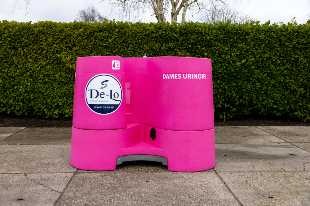 Vrouwenurinoir huren roze vrouwentoilet met drie hurkcabines dames voorkant met de lo stickers