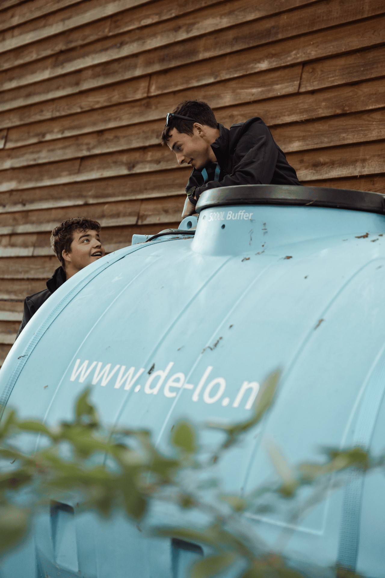 Foto met werknemers en watertank de lo wageningen fotografie